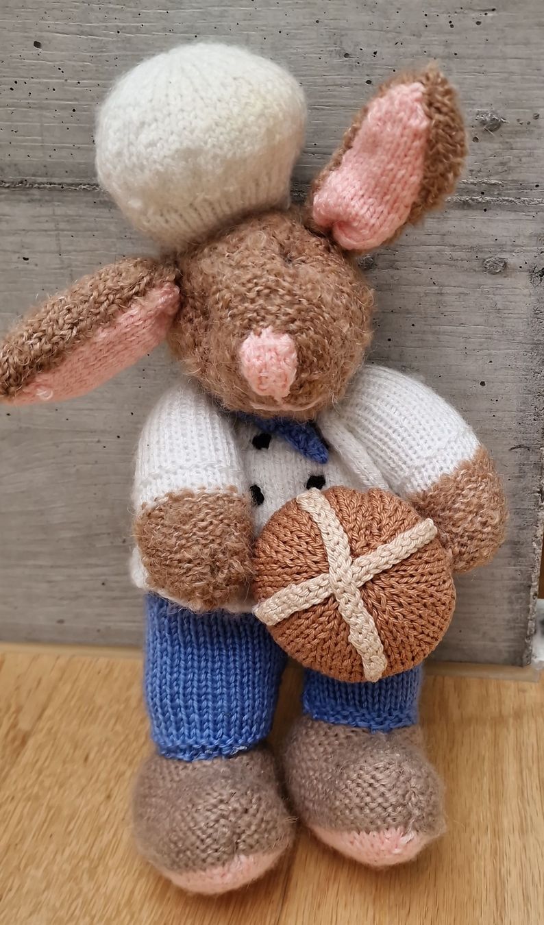 Giocattoli: Handgestrickter Bäcker Hase Stofftier Plüschtier – Usato da Uetikon am See venduto da Walkingtothemoon