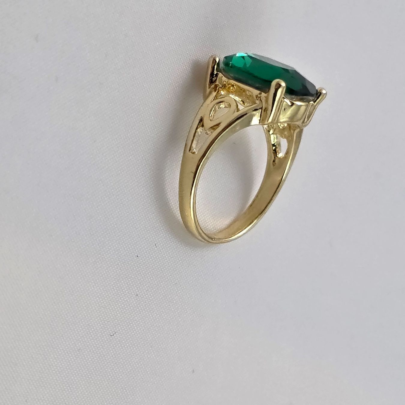 Ringe: Goldfarbener Ring mit grünem Stein S/M           681 – Gebraucht aus Wald ZH von Martin79 4