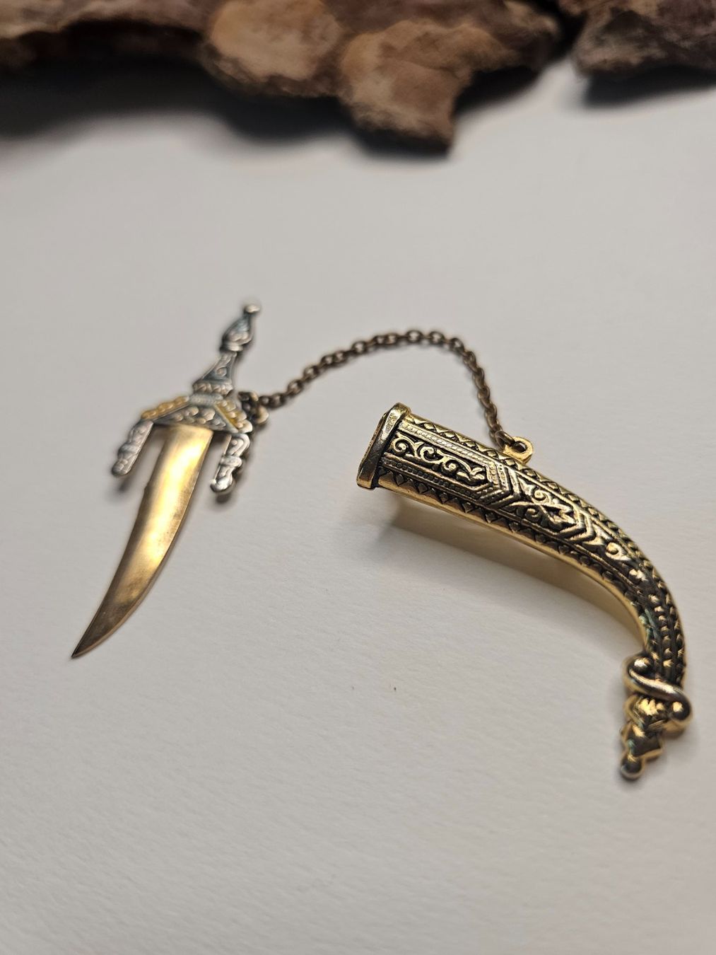 Spille & Fermagli: Brosche Dolch mit Scheide und Kette vergoldet alt – Usato da Zürich venduto da MaisonBelleCachet 2