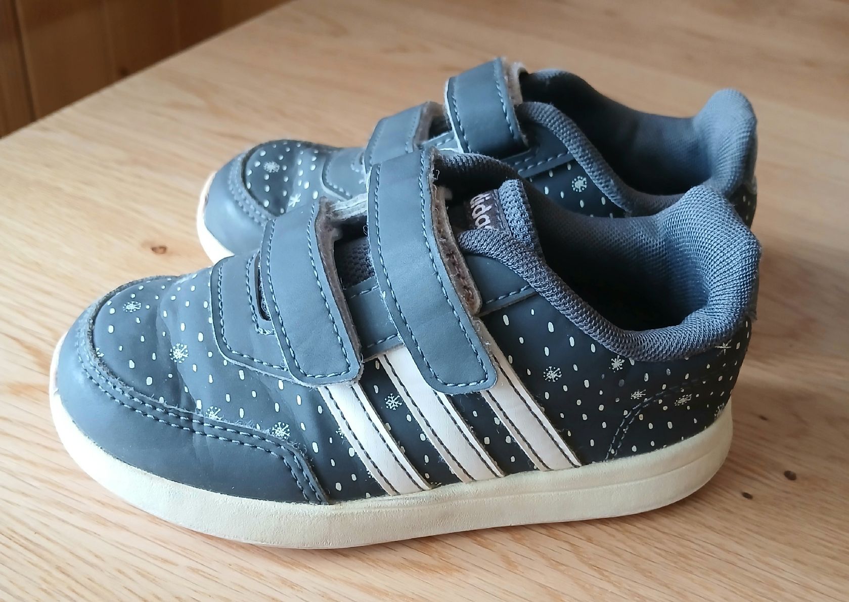 Adidas Scarpe per ragazzi: Adidas enfant taille  26 – Usato da Sciernes-d'Albeuve venduto da Dojo004 1