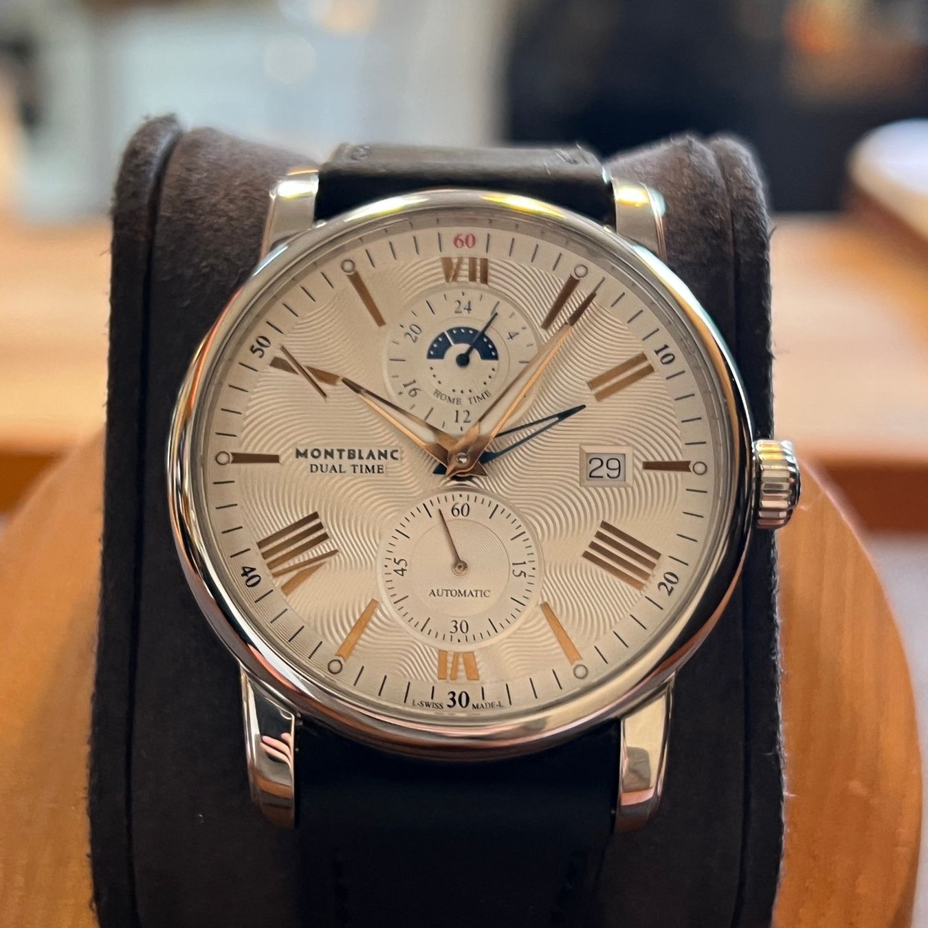 Montblanc Uhren: Montblanc Dual Time Automatic Silver Dial 4810 – Gebraucht aus Carouge GE von Watchaser