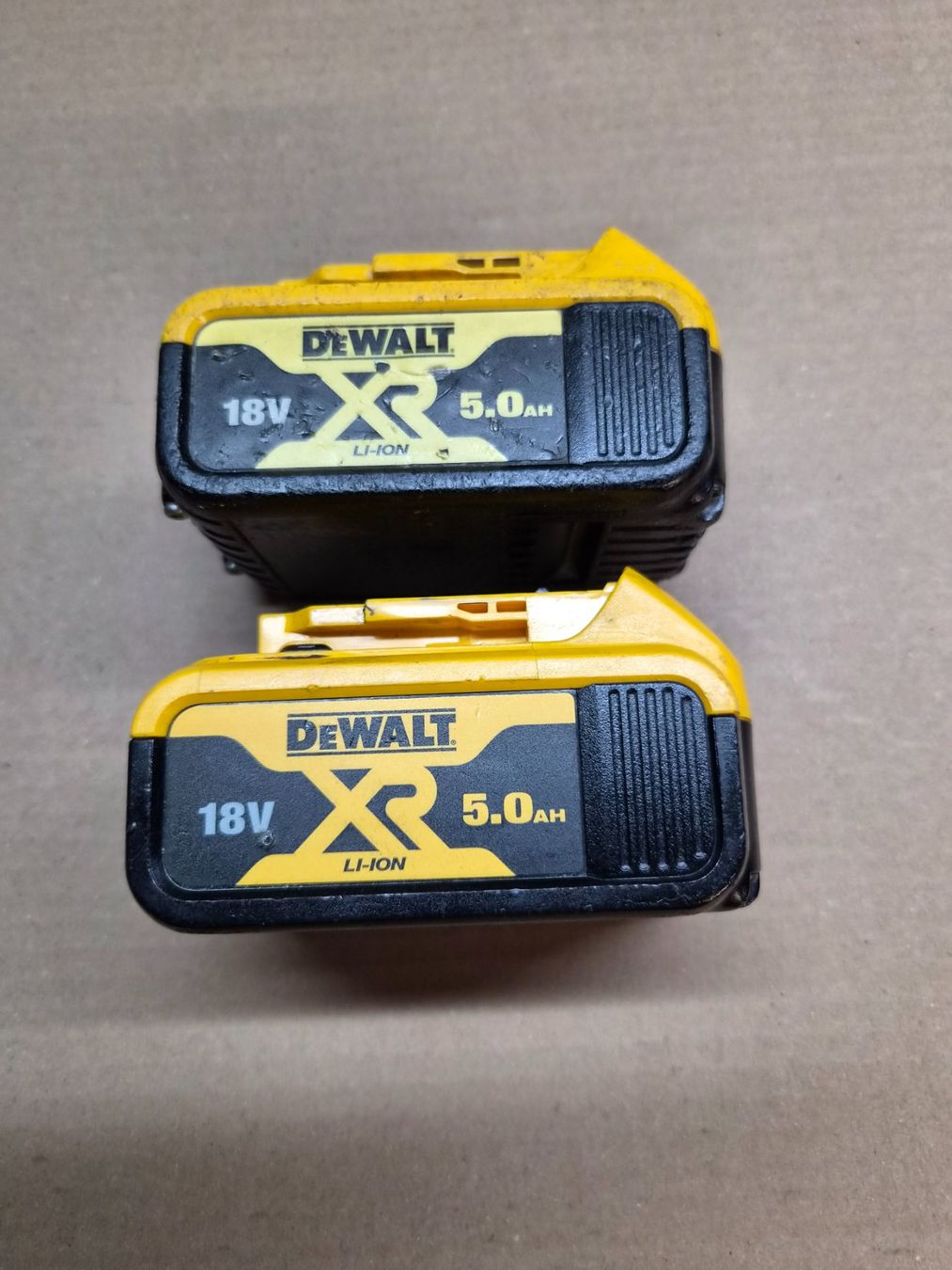 Dewalt Akkus: 2 DeWALT Akkus 18V 5 Ah Gebraucht – Gebraucht aus Reutigen von beore 1