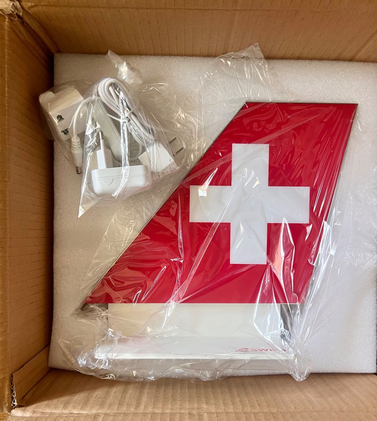 Lampen: SWISS Logo Tischlampe – Neu und originalverpackt aus Ostermundigen von airline-trolley 1