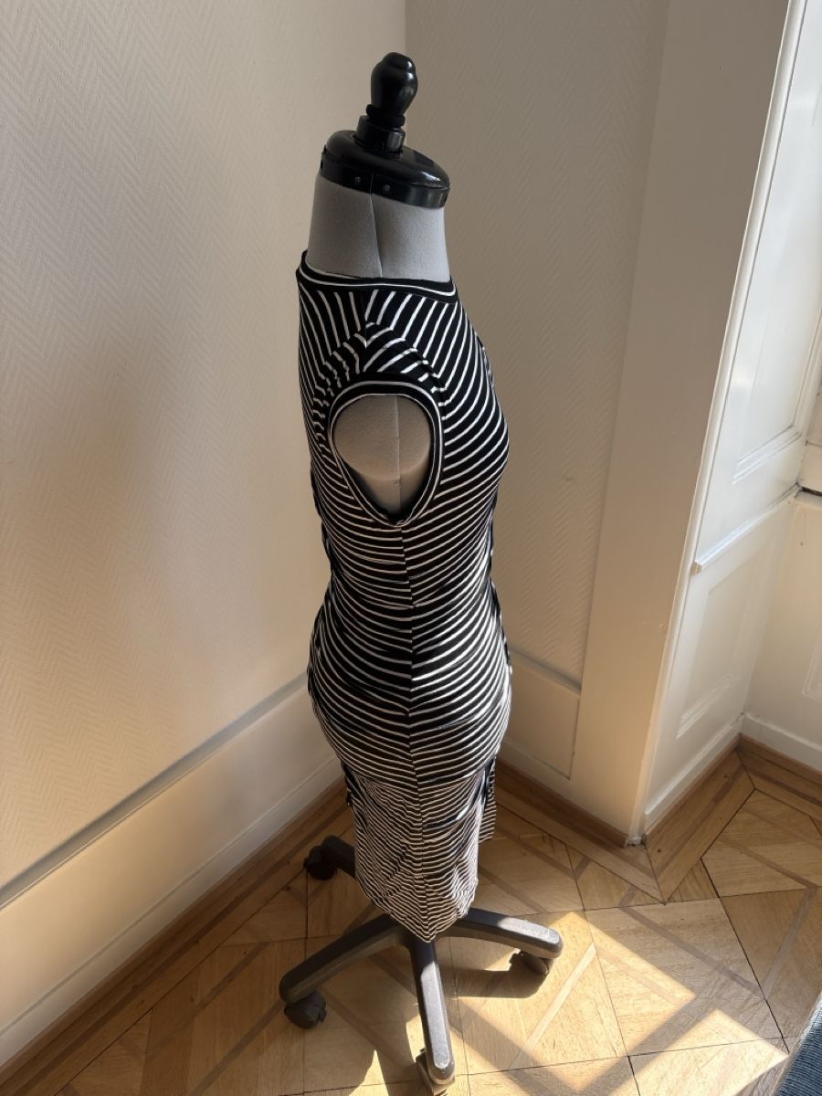 Vestiti: Robe rayée noire et blanche taille S bon état – Usato da Genève venduto da fan_5n8s 2