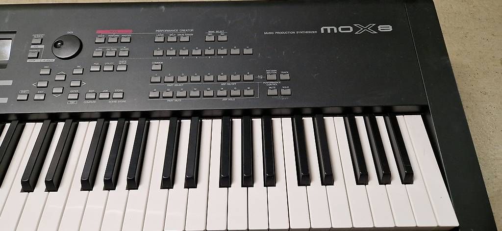 Musikinstrumente: Yamaha Mox8 – Gebraucht aus Spiez von Ch.Heber