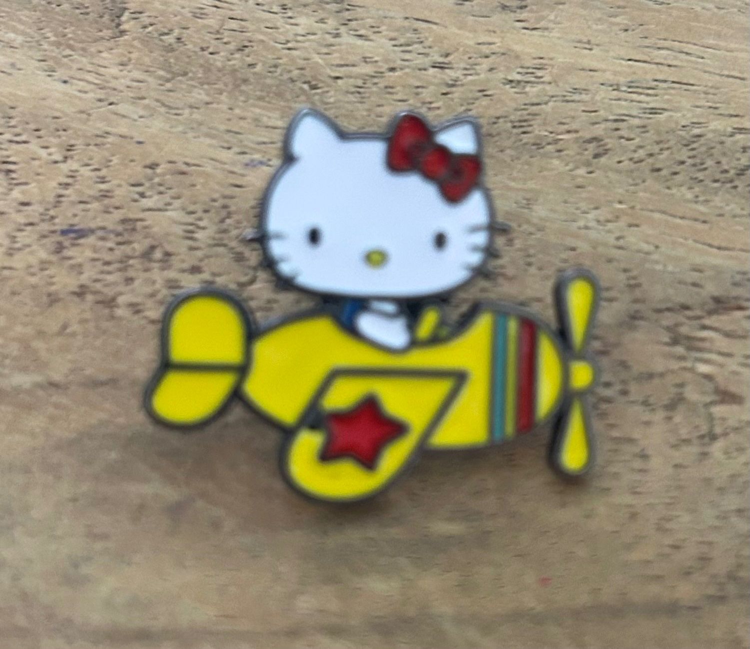 Plaquettes & Badges: Pin Hello Kitty – Neuf avec emballage d'origine à Geneve par vane267