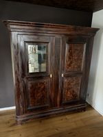 Antiker Schrank aus Holz mit Vitrinenteil dunkelbraun