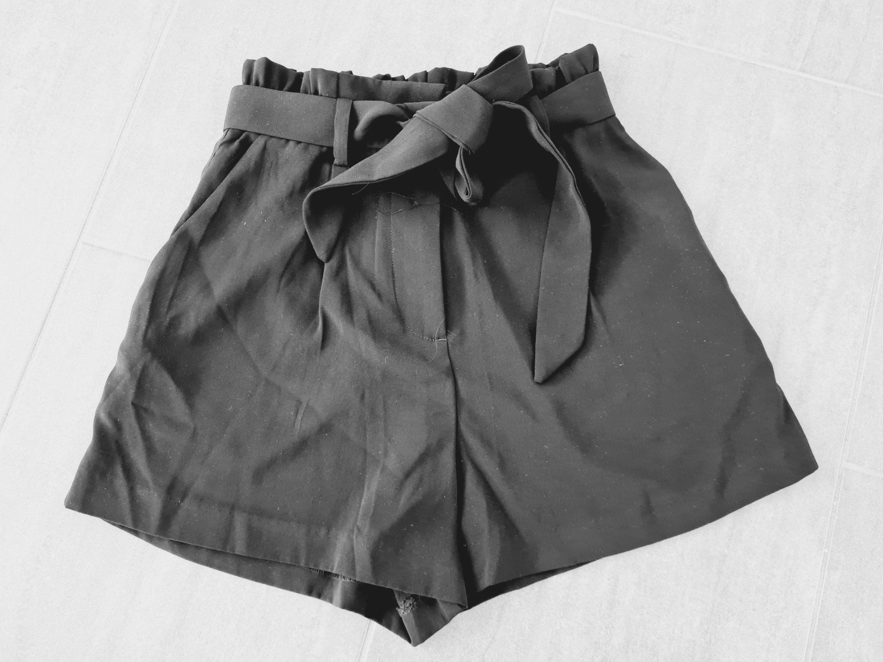 H&M Pantaloni: H&M Short Farbe schwarz gr.34 – Usato da Mezzovico venduto da maemy