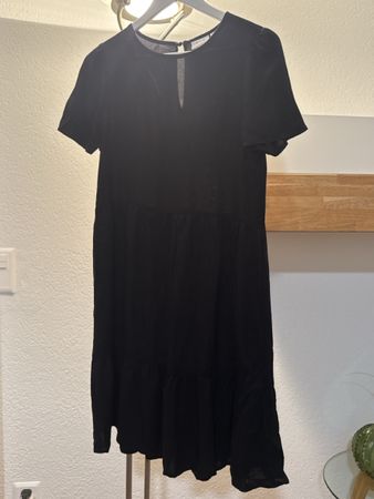 Kleid schwarz kurzarm gestuft Grösse 36 guter Zustand