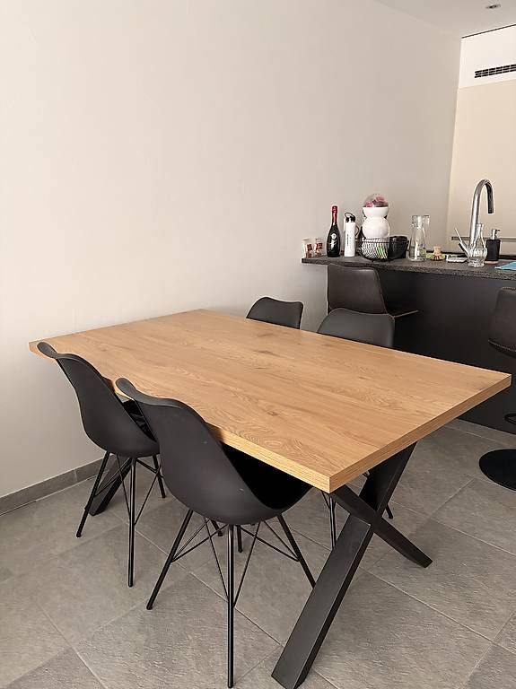 Set di tavolo e panche: Table et chaises très bon état  – Usato da Massongex venduto da anirbasam