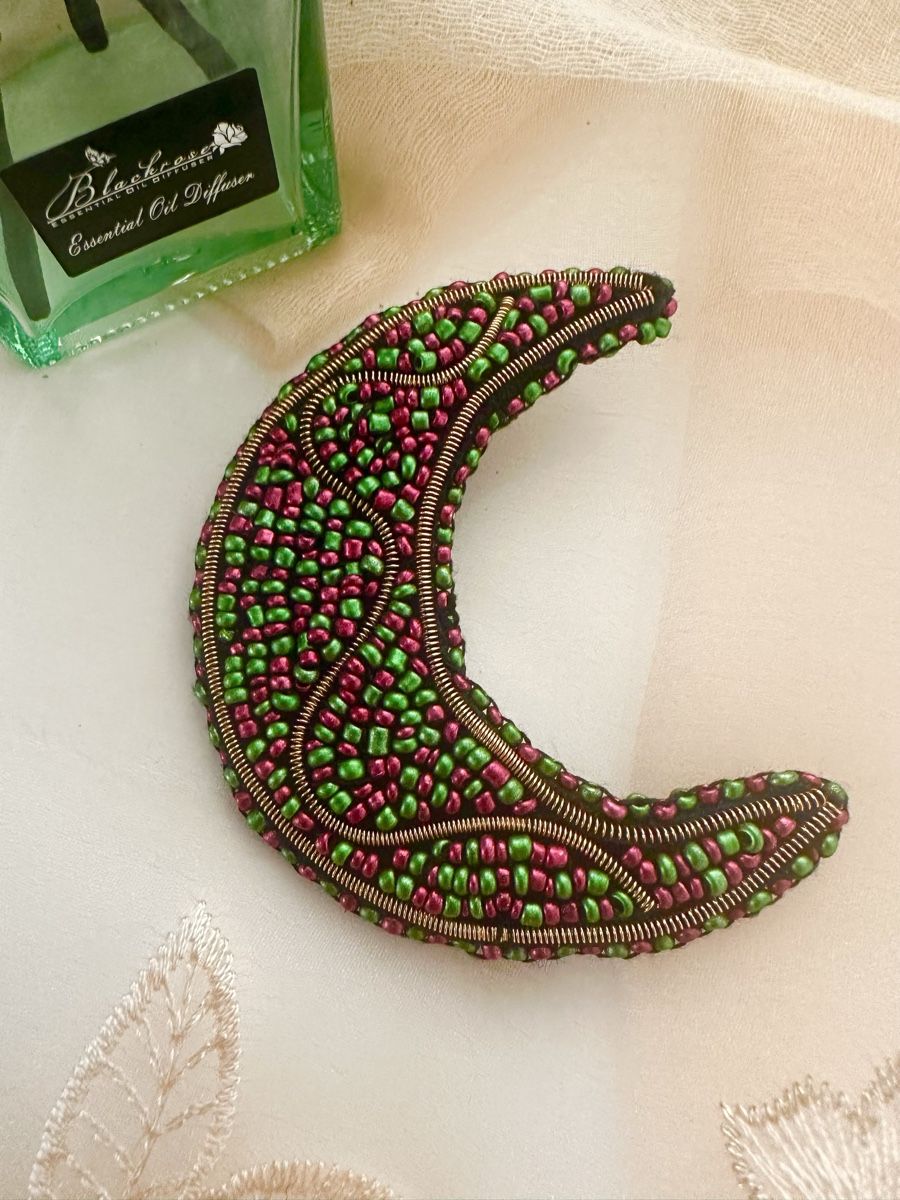 Spille & Fermagli: Handmade Beaded Crescent Moon Brooch Pin – Nuovo (secondo la descrizione) da Oftringen venduto da Eylem79 3