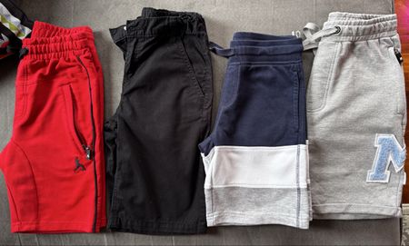 4 Jungen Shorts Gr. 128-134