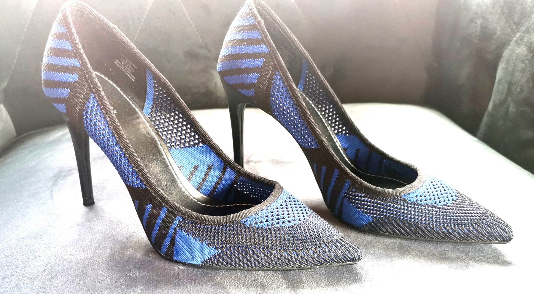 Scarpe da donna: Blau - Schwarze Pumps Grösse 40, neu – Nuovo (secondo la descrizione) da Au SG venduto da farbdesign