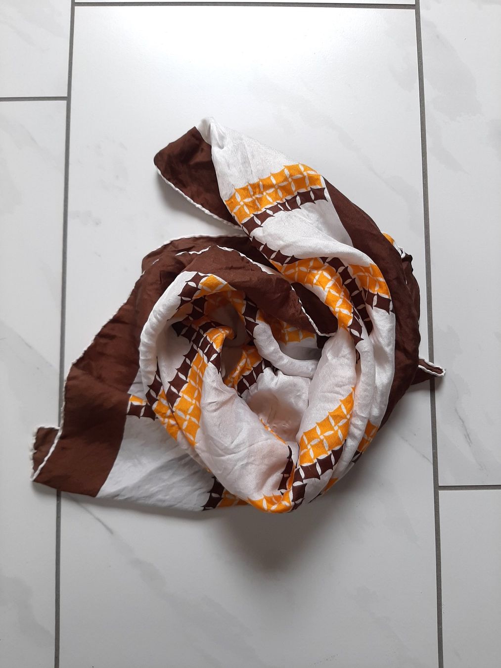 Foulard & Sciarpe: Foulard mit Retromuster braun/weiss/gelb – Usato da St. Gallen venduto da mimikrya 1