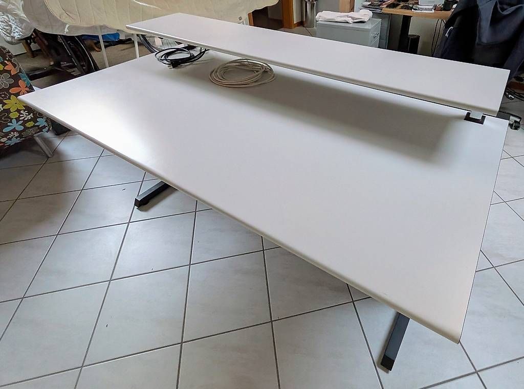 Scrivanie: Bürotisch mit integrierten Steckdosen – Usato da Schmitten FR venduto da stremaz