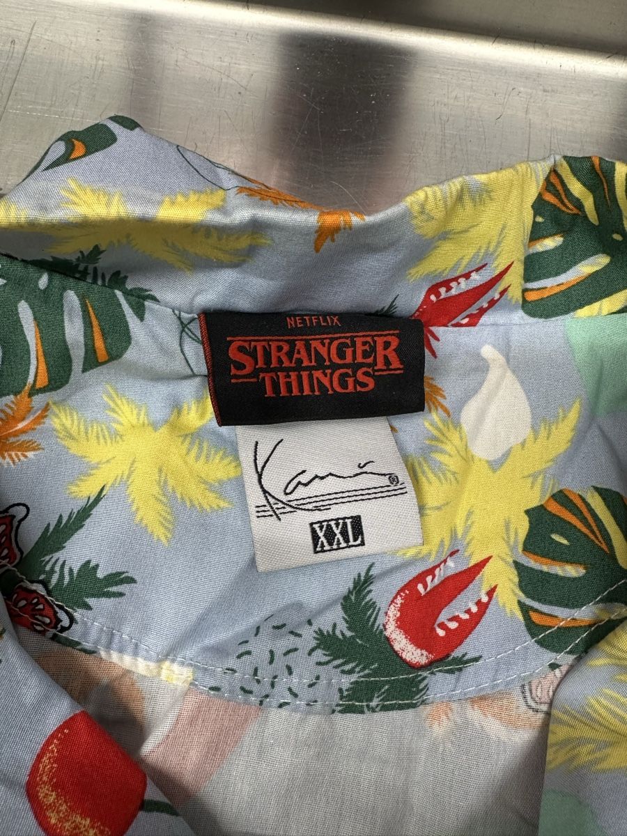 T-shirt: Sehr coole Stranger Things Hawaii – Usato da Schwende venduto da weesli 2
