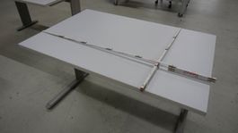 Schreibtisch 120×80 cm, weiss, Metallgestell mit Kabelkanal
