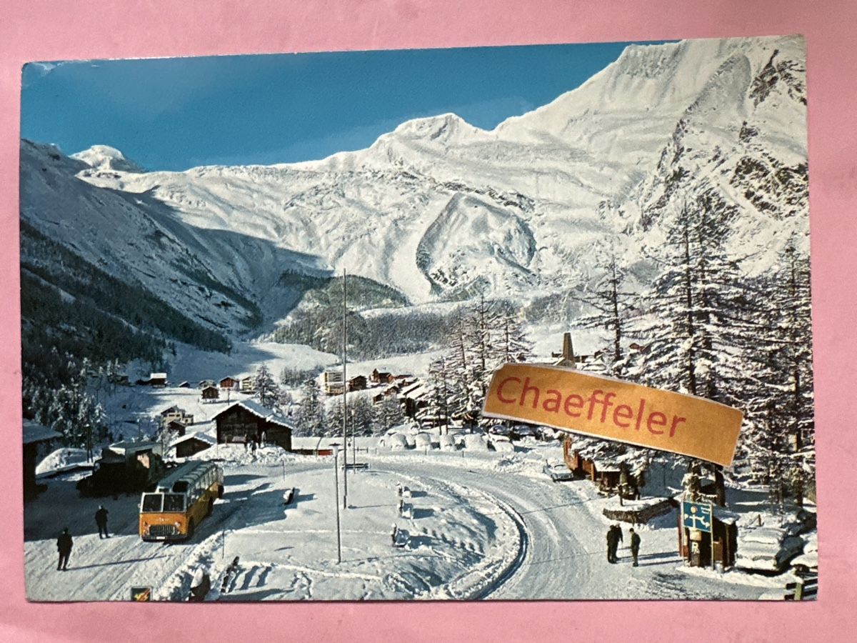 Cartoline postali: 1966 Saas-Fee, Parkplatz und Postauto  – Usato da Zürich venduto da Chaeffeler