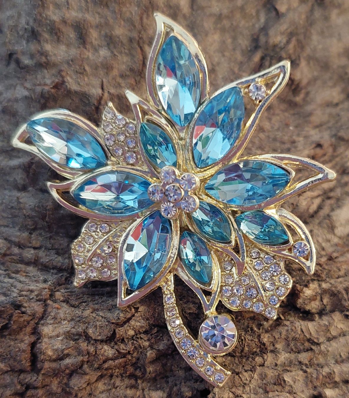 Spille & Fermagli: Hübsche Brosche Blume hellblau mit Strass – Nuovo (secondo la descrizione) da Oberwil BL venduto da Hunajakakku