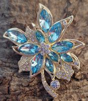 Hübsche Brosche Blume hellblau mit Strass