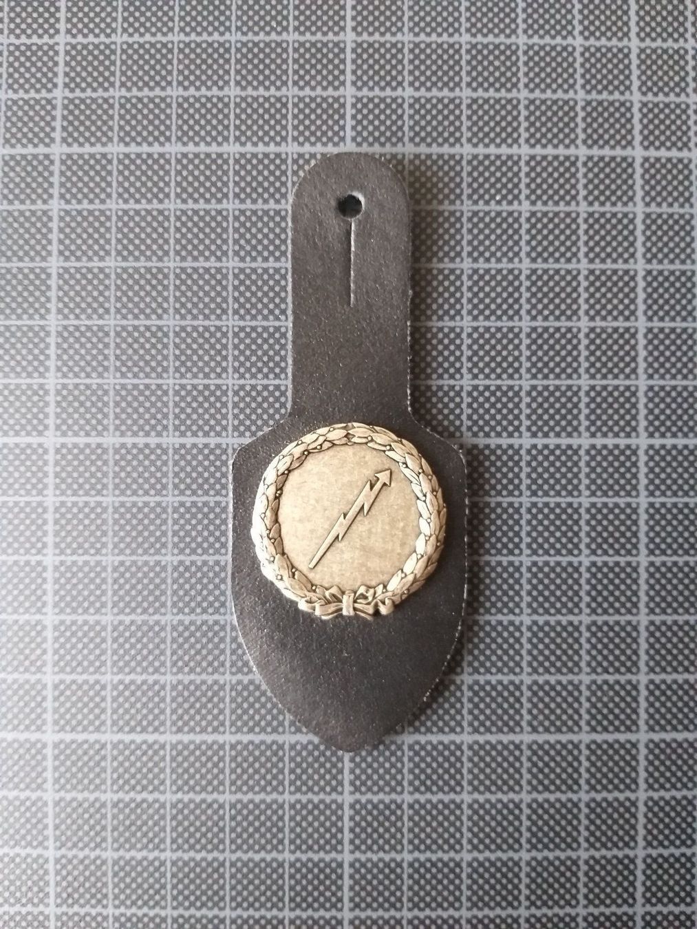 Placchette & Badge: Funktionsabzeichen Übermittlungssoldat – Nuovo (secondo la descrizione) da Bauma venduto da SwissMilitaria