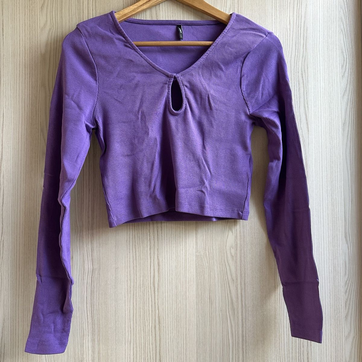 Only Pulls & Sweat-shirts: Cropped Langarmshirt Lila Only – D'occasion à Schönenwerd par palaceofwords