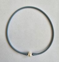 Schlichte Halskette mit Süsswasserperle und Kautschukband