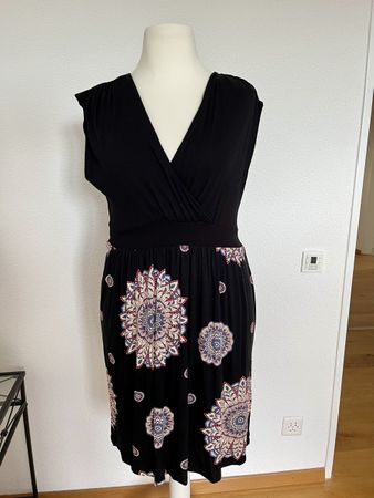 Kleid Grösse 48 mit raffiniertem Rückenausschnitt