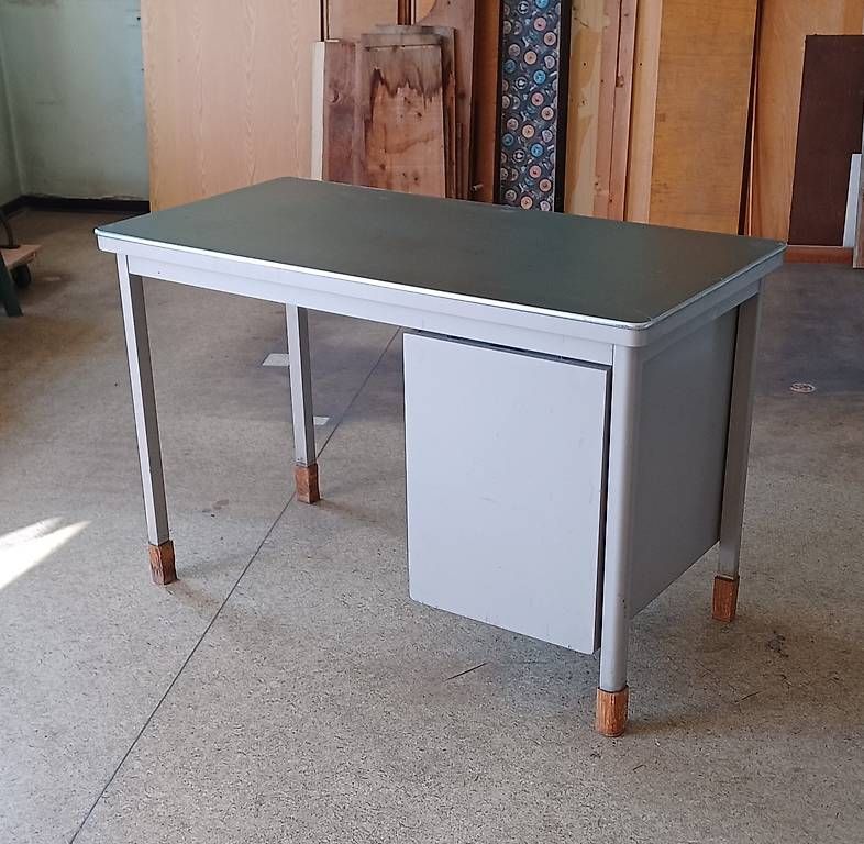 Tische: Table métallique avec chaise à roulettes – Gebraucht aus Bretigny-Morrens von LaureLM 3