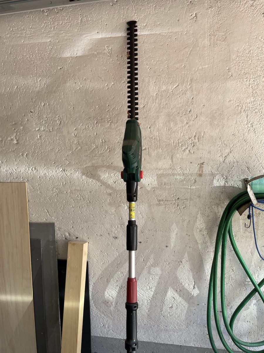 Bosch Tous les outils: BOSCH Heckenschere UniversalHedgePole 18 – D'occasion à Port par Manuel22