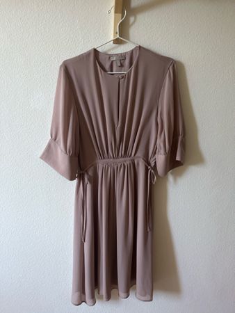 hellrosa Kleid mit luftigen Ärmeln