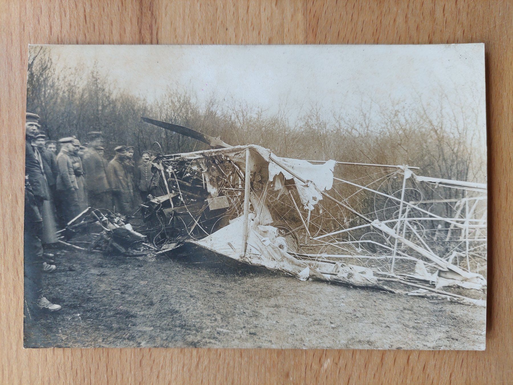 Cartoline postali: Echtfotokarte Abgestürztes Flugzeug – Usato da Obfelden venduto da Foto_Bild_Kunst_Buch