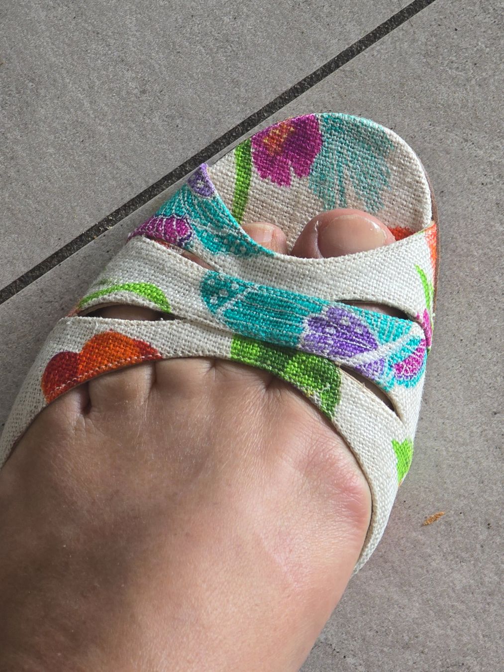 Stuart Weitzman Chaussures femmes: STUART WEITZMAN SANDALE MIT GEWEBTE OBERFLÄCHE/BLUMEN – D'occasion à Möriken AG par rowyta 7