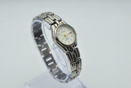 Damen-Armbanduhr mit Metallarmband.