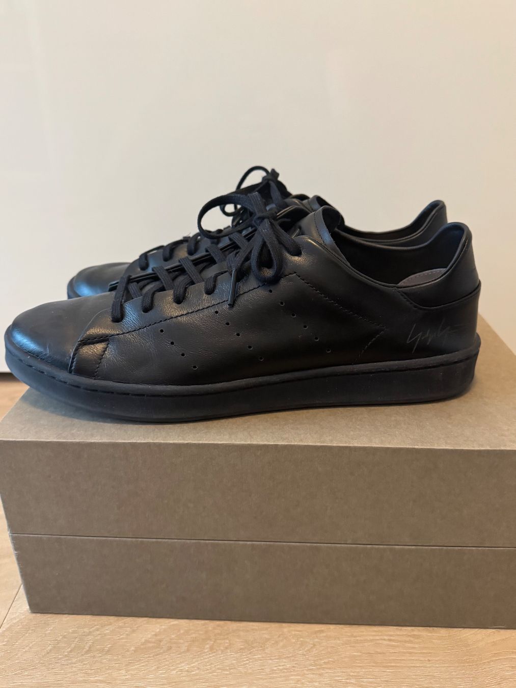 Y-3 Scarpe da uomo: Adidas Y-3 Stan Smitth Gr. 46 – Usato da Wädenswil venduto da Sneakerio