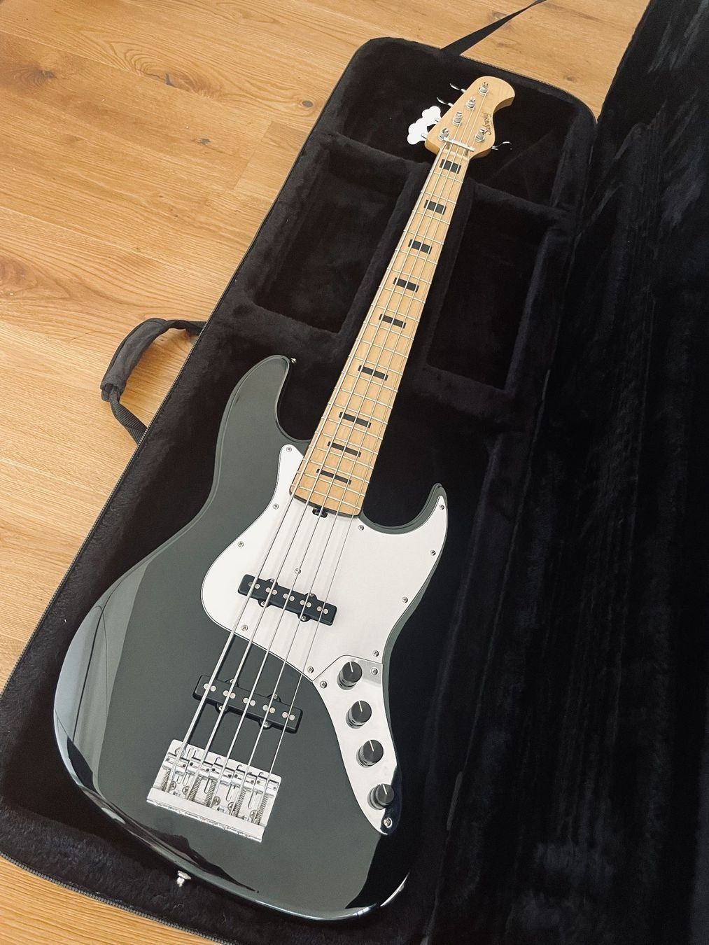Sadowsky Musikinstrumente: Sadowsky UV70 Metro 5 String Bass – Gebraucht aus Boswil von HairyCloset