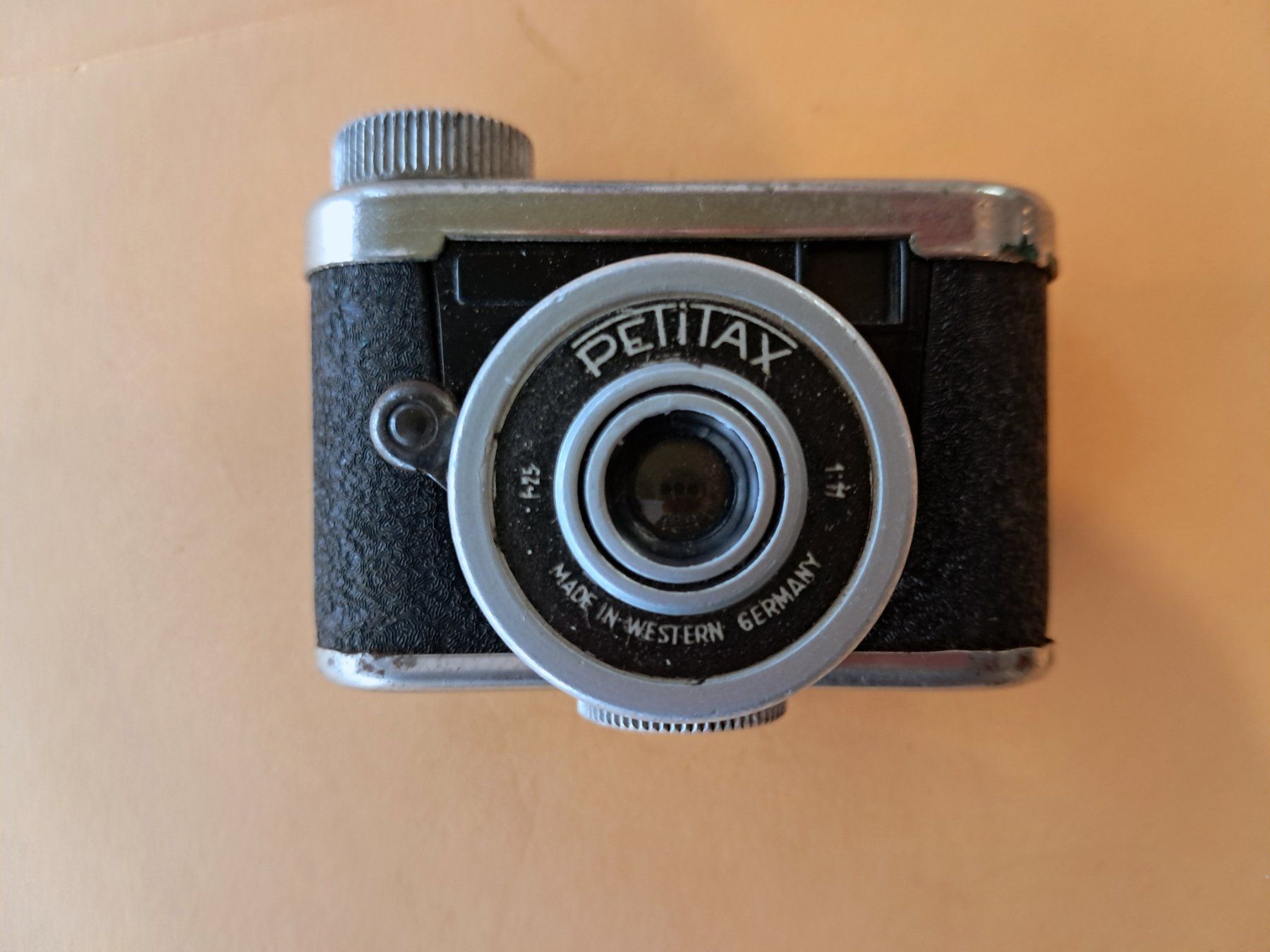 Fotocamera: Antike Miniaturkamera Petitax, Kunik – Usato da Döttingen venduto da bowein