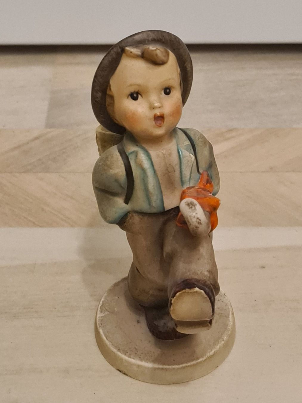 Hummel Figuren: Hummel Figur, Bub Knabe mit Schirm und Korb – Gebraucht aus Lyss von Phoenix_13 1