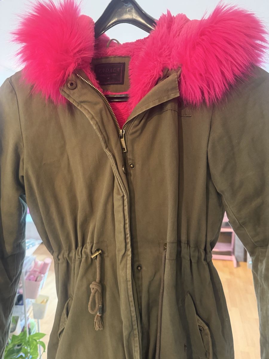 Mäntel: Winterjacke mit Pinkem Fell – Gebraucht aus Witterswil von gsc_z6ts