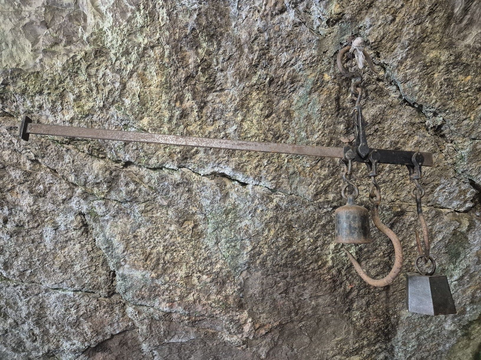 Bilance e pesi: Grande balance ancienne  – Usato da Le Locle venduto da CHEGUA