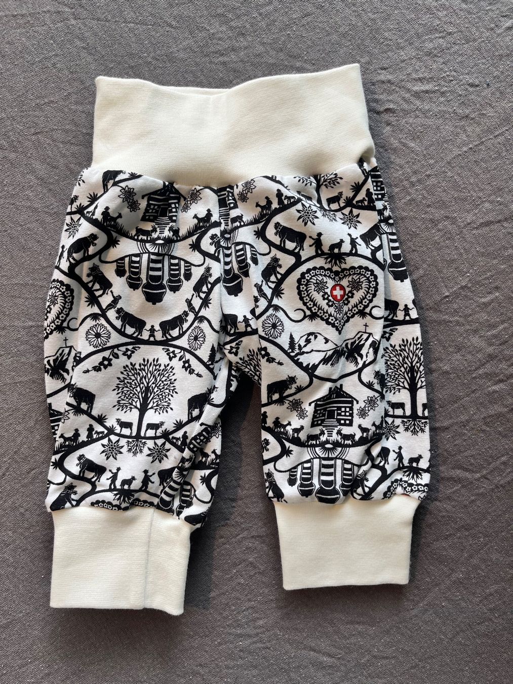 Pantaloni: 1 Kinderhose selbst genäht – Nuovo e nell'imballaggio originale da Büsserach venduto da bor_s88m