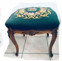 Hocker aus Omi's Zeiten - wunderschön, Gobelinstickerei
