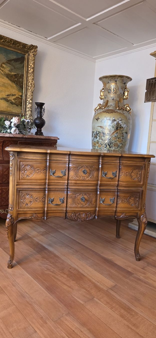 Kommoden: Geschnitzte Nussbaum Barock- Stil Kommode – Gebraucht aus Wolfhalden von Nati-Nati 1