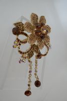 Grosse goldenfarbene Brosche mit Strass-Steinen
