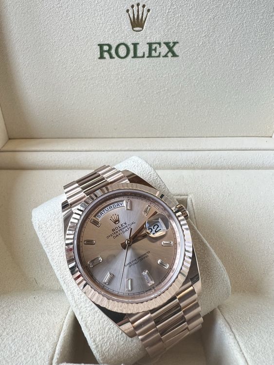 Rolex Orologi: Rolex Daydate 40mm 18k Rosegold Baguette Sundust 228235 Full – Usato da Brugg AG venduto da Wristdeal 1