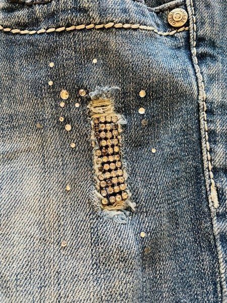 Guess Jeans: Jeans GUESS avec strass t. 27 – Usato da La Plaine venduto da Biliblue 5