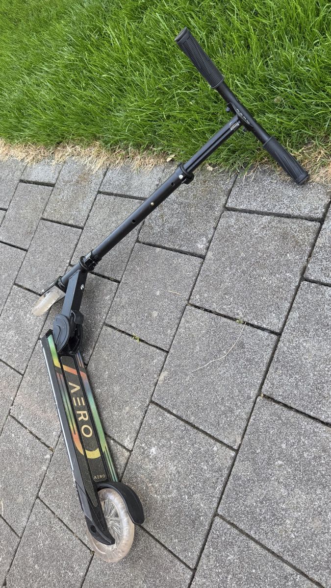 Kickboard: Aero Scooter Trotti mit LED Rädern – Usato da Steinhausen venduto da inmumi