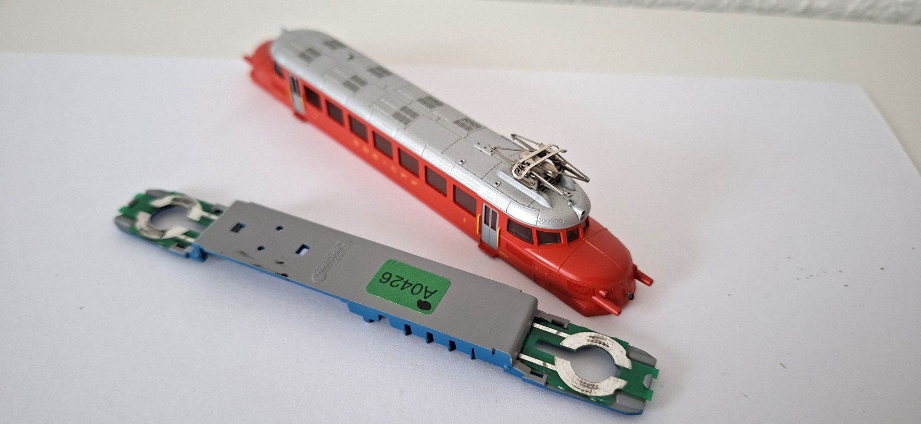 Hobbytrain Modellini di ferrovie: Hobbytrain SBB  Gehäuse usw. roter Pfeil – Difettoso da Biberist venduto da Ntrains 4