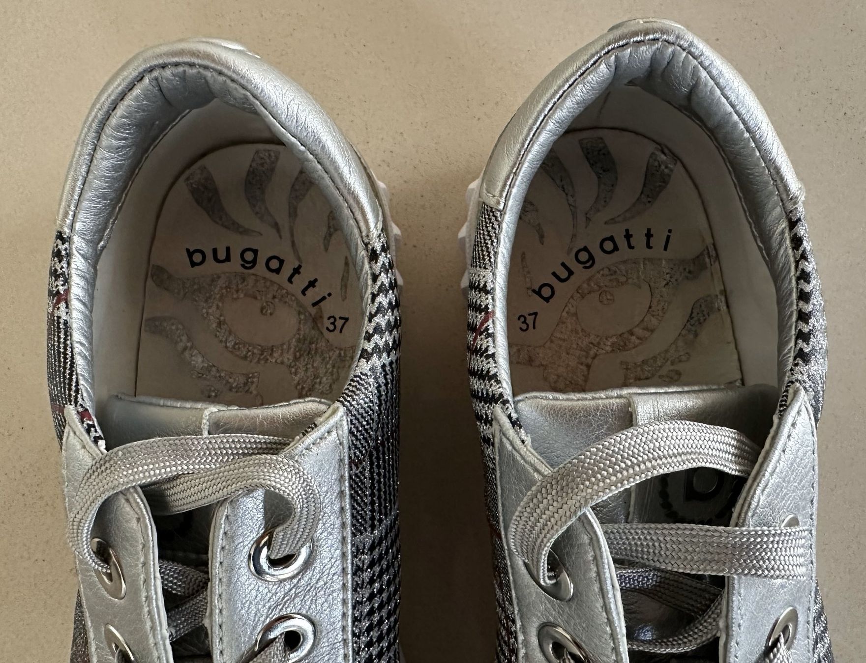 Bugatti Scarpe da donna: Neuwertige Damen Freizeit-Sneakers Bugatti Gr. 37, silber – Usato da Dielsdorf venduto da MTBiker100 9