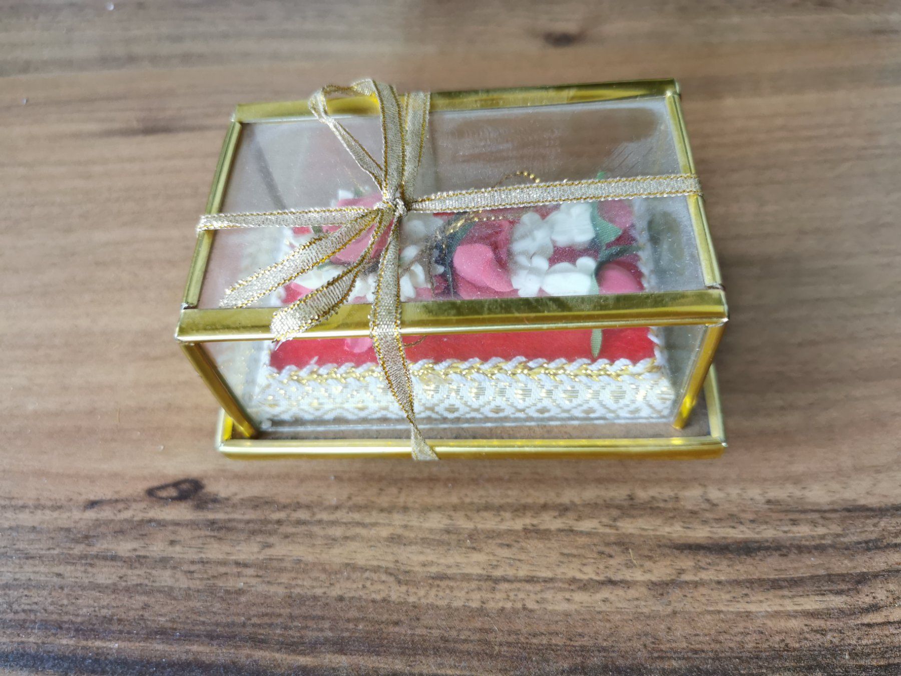 Tutte le decorazioni: Kleine Geschenkbox mit Dekoration – Usato da Glattfelden venduto da sut_q8d2 2